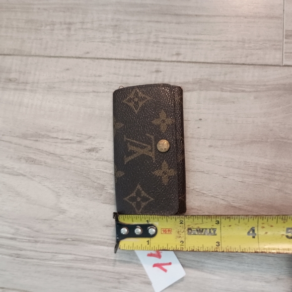 LOUIS VUITTON 4 Key Holder in Monogram Canvas - Picture 10 of 10